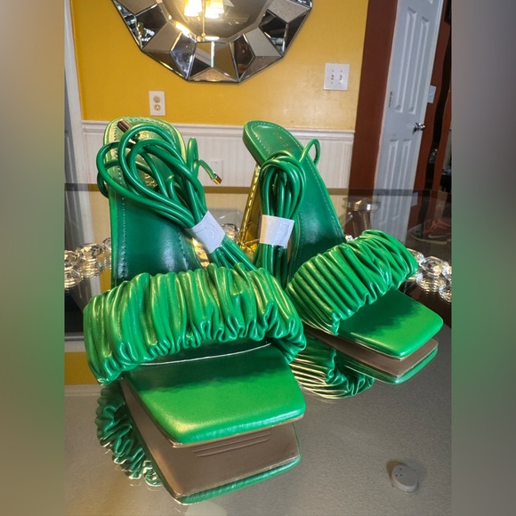 NWT AZALEA WANG AMIE CHUNKY SANDAL IN GREEN. SIZE 6 - Picture 12 of 17